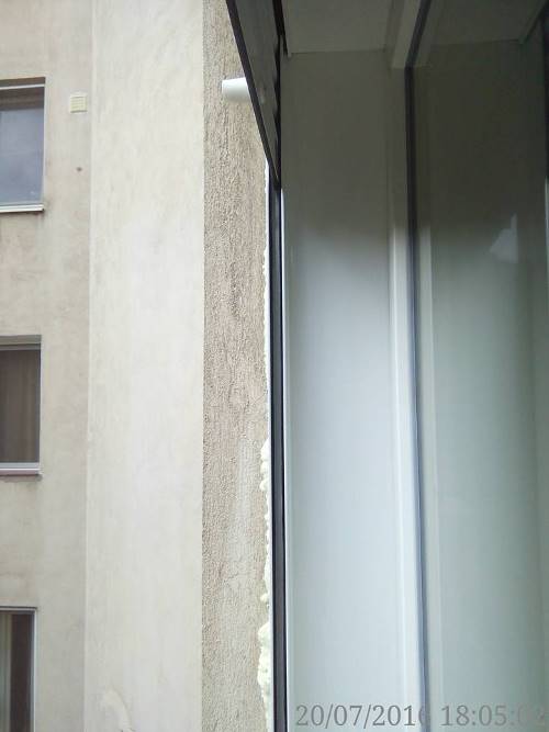 Spatiul dintre rulou si fereastra